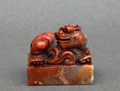 Figurine chinoise sculptée représentant deux grenouilles sur un rocher