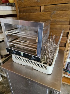 un grille-pain posé sur une table