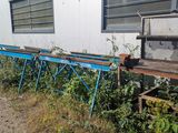 des mauvaises herbes poussant devant un immeuble situé au bord d'une route