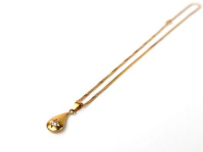 un collier en or avec un pendentif en forme de larme suspendu à une chaîne