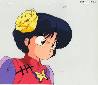 une photo d'une femme avec une fleur jaune dans les cheveux