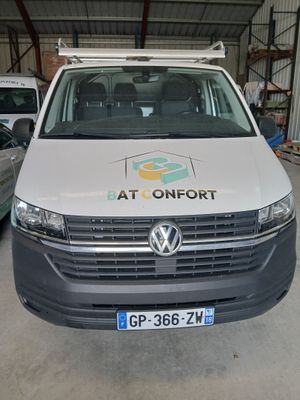 une camionnette blanche garée dans un garage