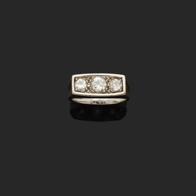 une bague en or 18 carats sertie de diamants