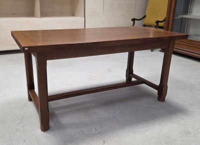 une table placée au milieu d'une pièce