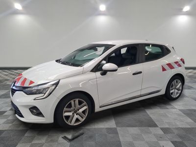la voiture blanche est garée sur un carrelage à carreaux