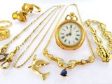 beaucoup de bijoux en or sur une surface blanche