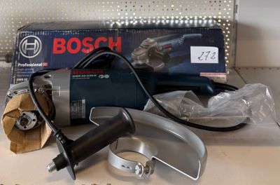 une boîte d'outils posée sur une table à côté d'une boîte d'outils