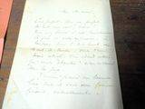 une feuille de papier posée sur une table, à côté d'une autre feuille de papier