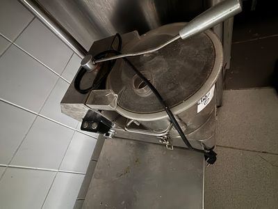 une photo d'une machine posée au sol