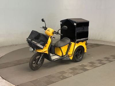 un scooter avec un coffre à l'arrière