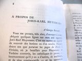 un livre ouvert sur lequel figure la photo d'un homme