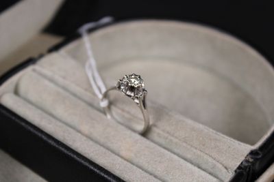 une bague qui se trouve dans une boîte sur une table