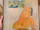 quelqu'un tient un tableau représentant une femme nue assise par terre