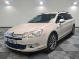 la citrole blanche est garee sur un carrelage en damier