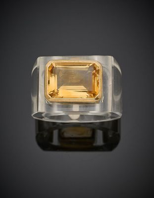 une bague sertie d'un saphir jaune sur un fond noir
