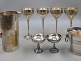 beaucoup d'objets en argent posés sur une table