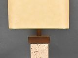 un gros plan d'une lampe posée sur une table, dont la lumière est allumée