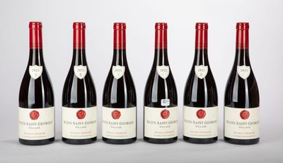 six bouteilles de vin rouge sont alignées