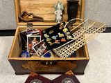une petite boîte en bois contenant des photos et d'autres objets