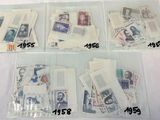 de nombreux timbres de toutes sortes dans un sachet en plastique