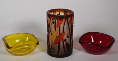 COUPES / VIDE-POCHES quadrangulaire en verre rouge et jaune.