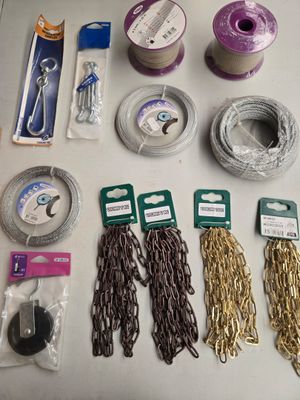de nombreux types de fils et de bobines sur la table