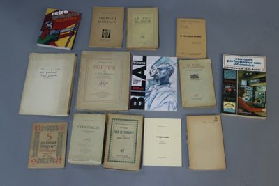 Plusieurs vieux livres sont disposés sur une table recouverte d'une nappe bleue.