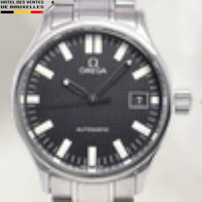 gros plan d'une montre sur fond blanc