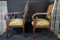 Paire de fauteuils en acajou. Accidents, manque au placage, … (photo 4)