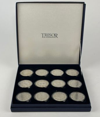 un coffret contenant douze pièces d'argent