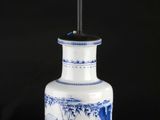 vase bleu et blanc sur fond noir, avec un fond noir