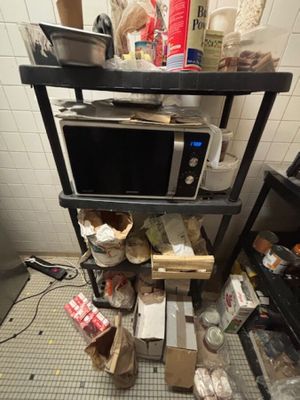 un micro-ondes posé sur une étagère dans une cuisine