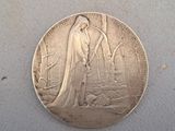 une pièce d'argent sur laquelle figure une femme