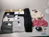 de nombreux types de vêtements différents posés sur une table