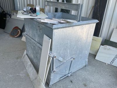 Deux bennes grutables Lieu : RD 113 Les Grapoux BERRE L'ETAN…