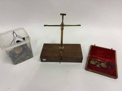une petite boîte en bois contenant un petit objet en métal