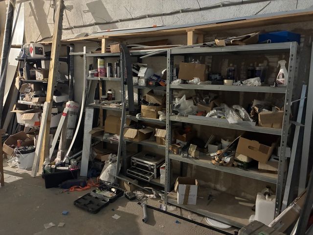 Lot de quincaillerie, fils électriques, chutes pvc et alu, plaque...