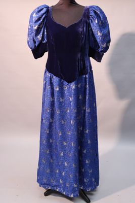 un mannequin représentant une femme en robe bleue