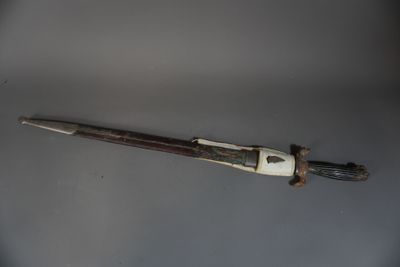 un petit couteau posé sur une table