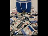 une pile d'argent posée sur une pile de sous-vêtements