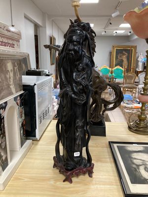 une statue représentant une femme tenant une épée, posée sur une table