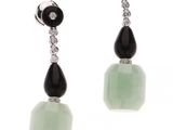 une paire de boucles d'oreilles ornées de pierres noires et blanches