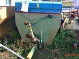 deux bateaux qui sont posés dans l'herbe