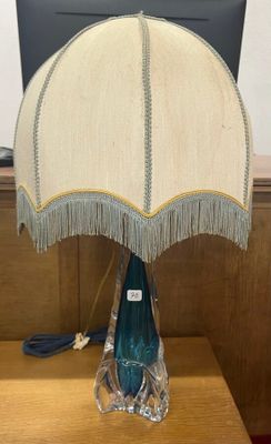 une lampe posée sur une table