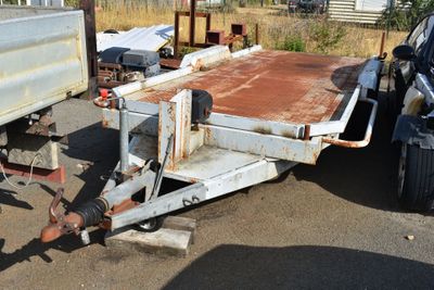 un camion attelé à une remorque, garé sur un parking