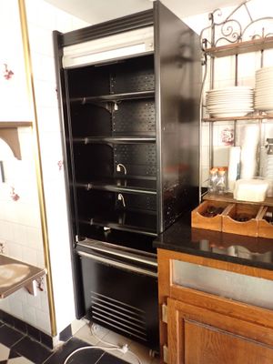 un sol en damier noir et blanc dans une cuisine