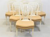 lot de six chaises de salle à manger peintes en blanc, avec des coussins rembourrés beiges