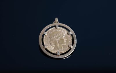 un gros plan d'une pièce de monnaie dans un cercle sur un fond bleu