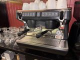 une machine à café posée sur une table