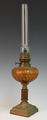 une petite lampe posée sur une table